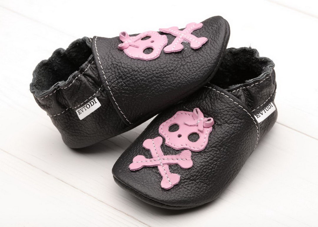 Zapatos de bebé con calaveras negras y rosas, botines de