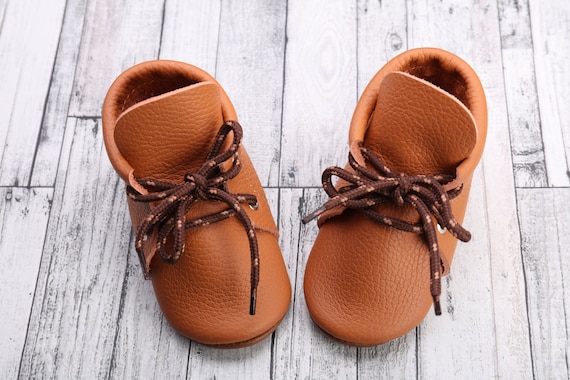 Chaussures richelieu orange brûlé, bottines bébé en cuir à lacets