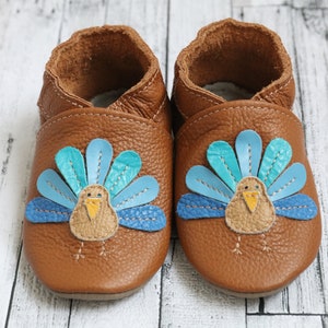 Karamel/bruine babyslofjes met blauwe pauw, kalkoen baby, babyslofjes zachte zool, mocassins kinderen/peuter/baby, leren babyslofjes, Evtodi