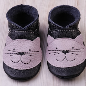 黒と非常に薄い紫の猫、レザーベビーシューズ、ソフトソールの幼児/乳児用シューズ、ベビーモカシン、新生児用スリッパ、女の子用、男の子用、ベビーギフト