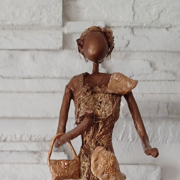 Amelia Art Paverpol sculpture statuette faite avec articles recyclés qui leur donne une seconde vie prêt à envoyer