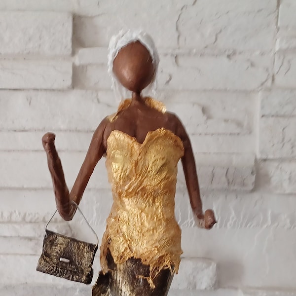 Isabella Art Paverpol sculpture statuette faite avec articles recyclés qui leur donne une seconde vie prêt à envoyer