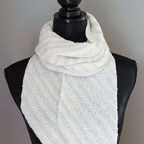 Foulard écharpe blanc avec un brin argenté en diagonal léger fait à la main au tricot  pour femme idée cadeau pour elle