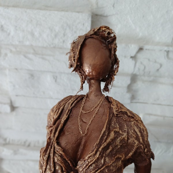 Gladis la dame du bal sculpture faite à partir d'objets recyclés qui donne une deuxième vie prêt à envoyer