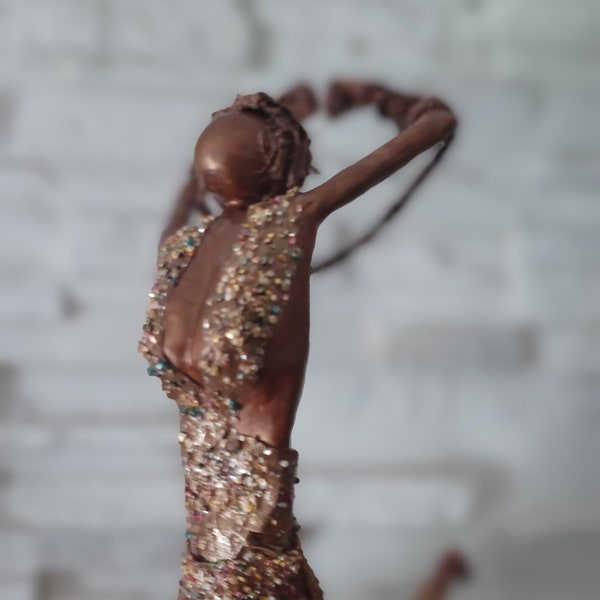 Carol danse au ball Art Paverpol statuette paverpol  fait avec des articles recyclés 2ième vie prêt à envoyer