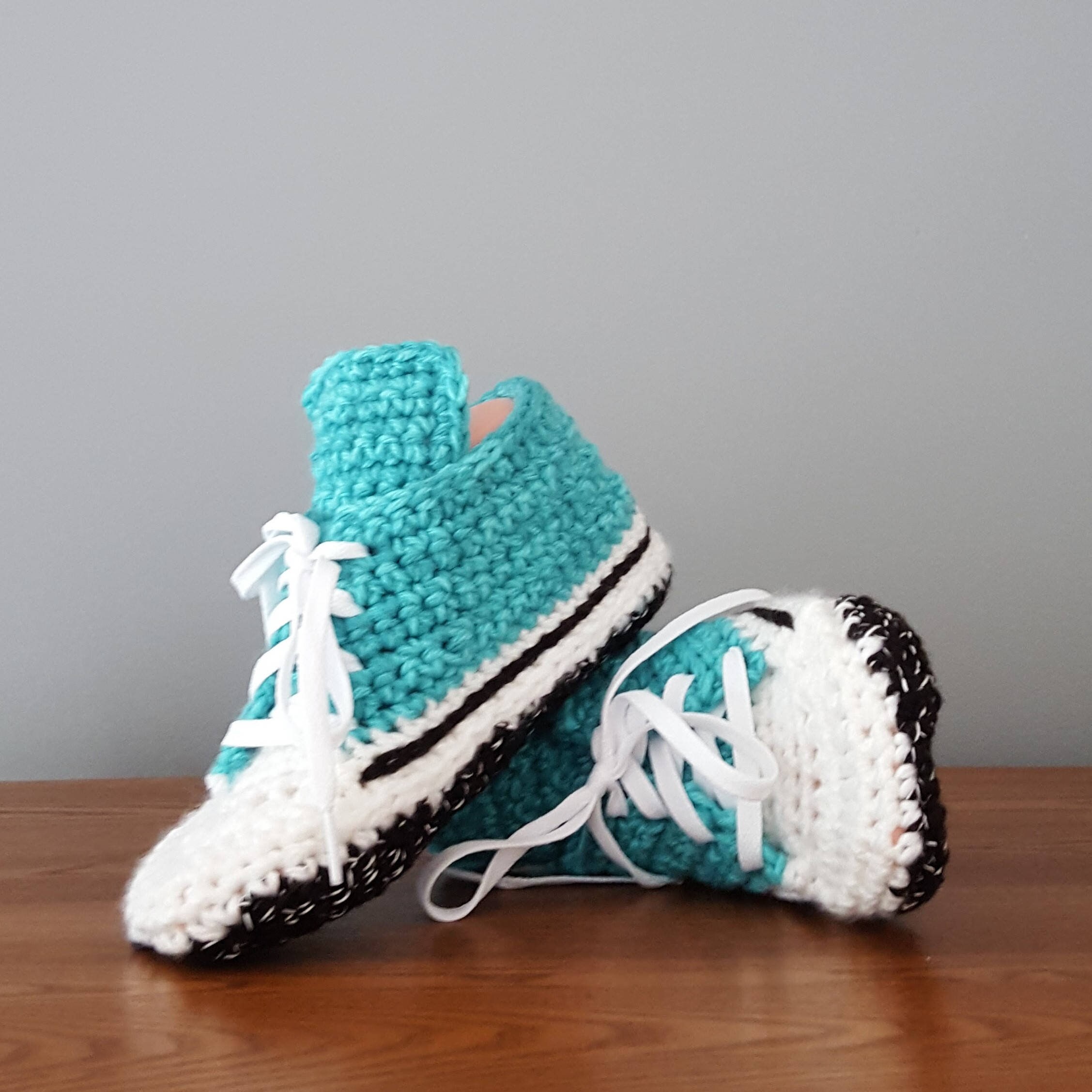Thread crochet baby clearance converse pattern free