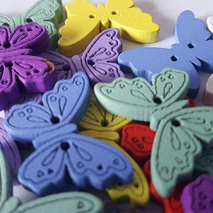 25 Schmetterling-förmige Nerzknöpfe (25mm) Knöpfe 2 Löcher für handwerklich für Collage Nähen Scrapbooking diy Projekte