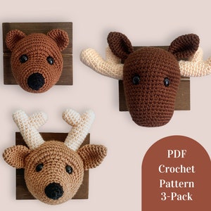 Puede incluir: Un conjunto de tres patrones de crochet de cabeza de animal. Los patrones incluyen un oso, un alce y un ciervo. Los patrones están en formato PDF y están disponibles en un paquete de 3. Patrón de crochet PDF de 3 piezas