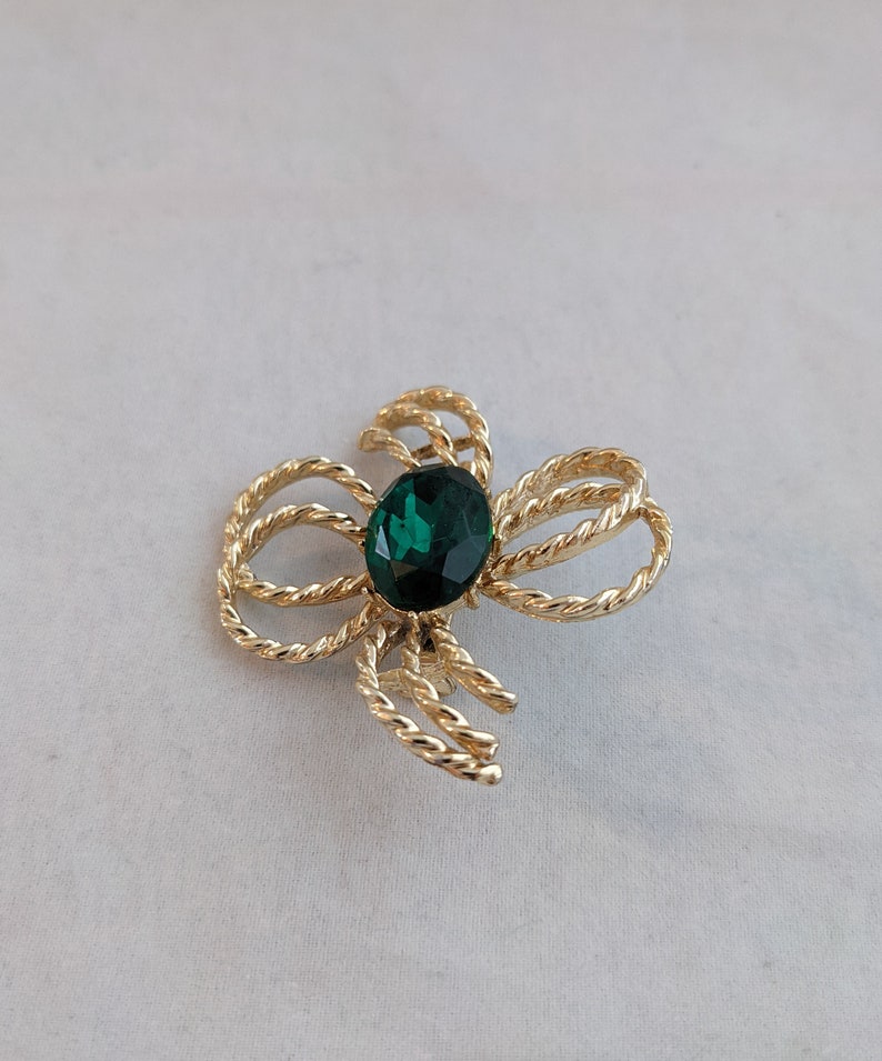 Old Fashioned Jewelry Stylish Vintage Gold Tone Bow or Flower Brooch with Large Green Stone