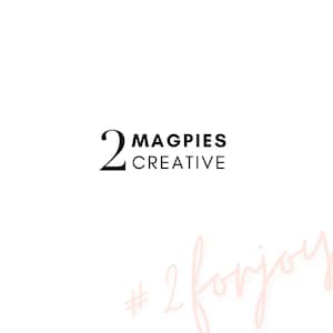 K&ouml;nnte beinhalten: Schwarzwei&szlig;es Logo f&uuml;r ein Unternehmen namens "2 Magpies Creative". Das Logo zeigt die Zahl "2" in einer stilisierten Schriftart. Der Text "#2 for joy" ist in rosa Kursivschrift in der unteren rechten Ecke des Bildes geschrieben.
