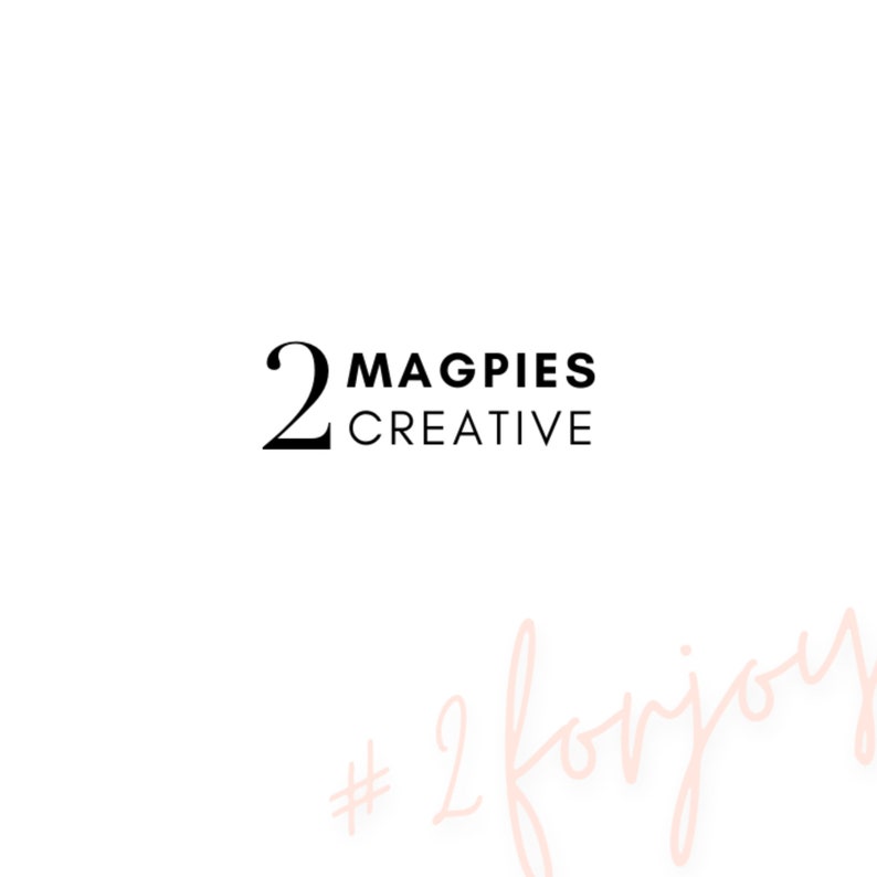 K&ouml;nnte beinhalten: Schwarzwei&szlig;es Logo f&uuml;r ein Unternehmen namens "2 Magpies Creative". Das Logo zeigt die Zahl "2" in einer stilisierten Schriftart. Der Text "#2 for joy" ist in rosa Kursivschrift in der unteren rechten Ecke des Bildes geschrieben.
