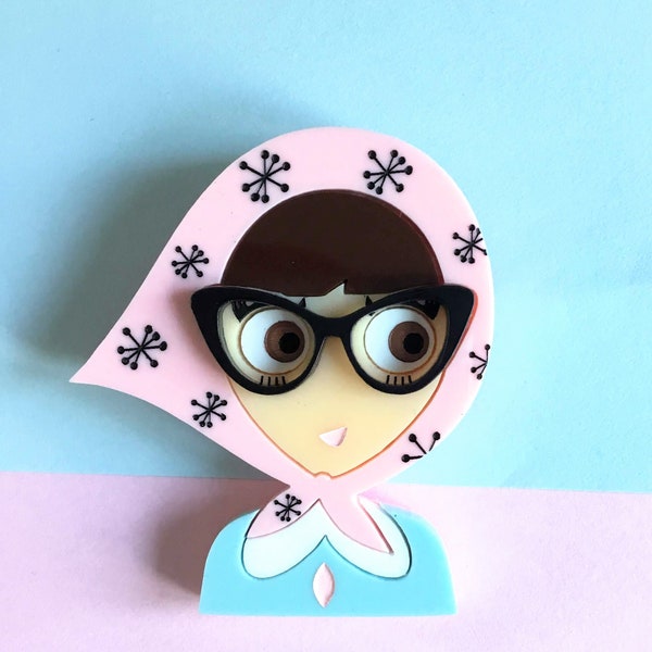 Broche acrylique ALVA, une fille des années 50, avec des lunettes retro