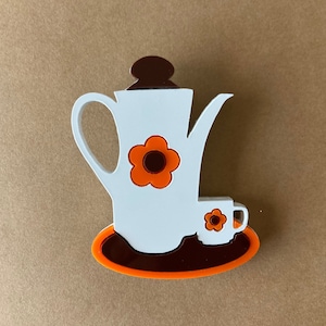 Vintage coffee set acrylic brooch, a 70s vintage coffeepot and assorted cup in 2 colors