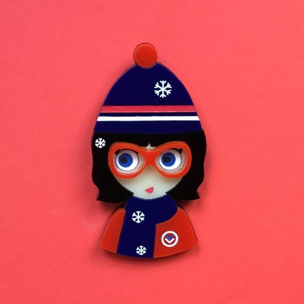 Broche Acrylique MADDY. Série Limitée de Noël. Echarpe, bonnet et pull de ski.