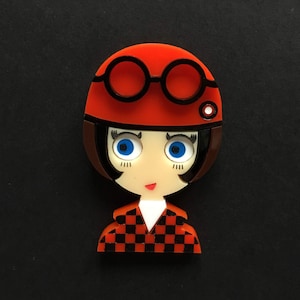 POPPY 2 acryl broche! Vintage scooterhelm en rood en zwart geruit jasje