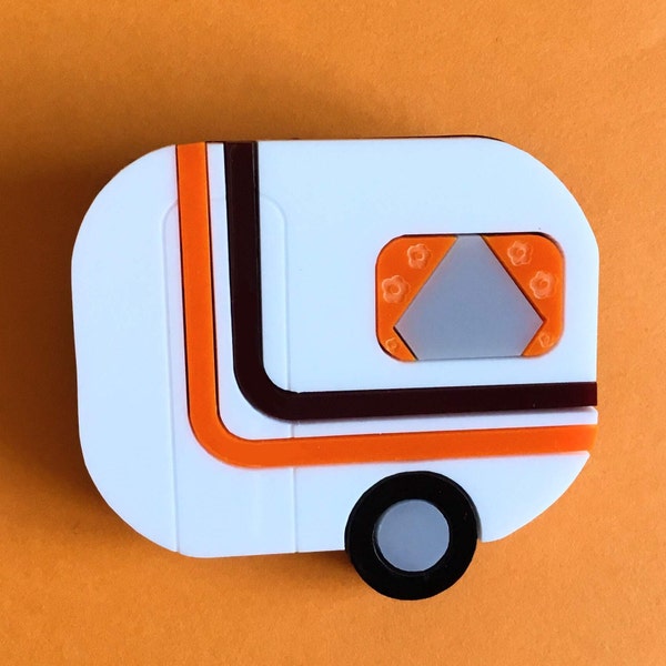 Broche acrylique CARAVANE. Une petite caravane vintage avec des rideaux orange à fleurs