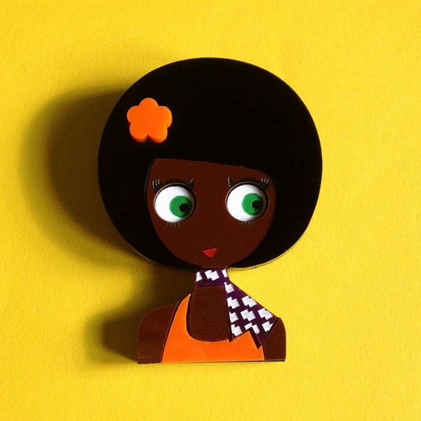 Broche acrylique ANGIE, Fan de Soul Music, Coupe Afro avec Fleur orange, Yeux verts, Foulard violet à pois blanc et Débardeur orange