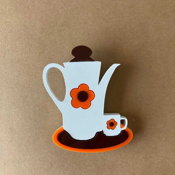 70年代にインスピレーションを得た、コーヒーポットとカップにマッチ 