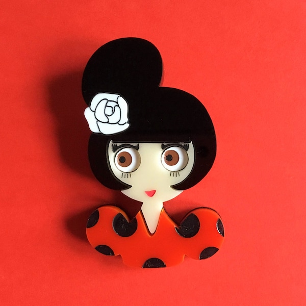 Broche Acrylique ROSA, Professeure de Flamenco, rose blanche dans les cheveux, robe à pois noirs.