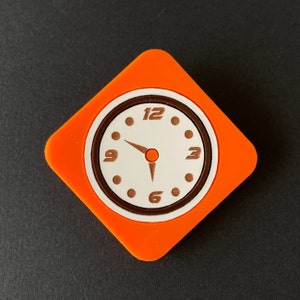 Broche vintage de acrílico pêndulo laranja, lançado na década de 70