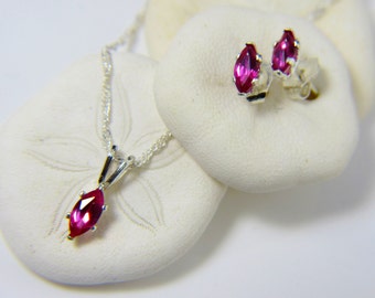 Peut inclure: Un ensemble de boucles d'oreilles et d'un pendentif en argent sterling avec une pierre précieuse rose en forme de marquise.