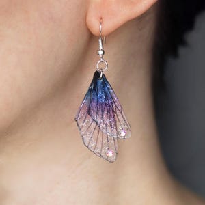 Elige tu color - Encantadores pendientes de alas de hada: un dije de mariposa de fantasía para bodas de estilo Fairycore, Cottagecore y cuentos de hadas.