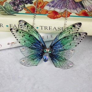 Collar con colgante de mariposa y cigarra con alas de hada - Lluvia de primavera azul y verde - Regalo de hadas Mori Kei - Festival - Feria del Renacimiento