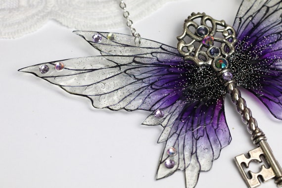 妖精の翼の鍵ネックレス - 蝉の蝶のペンダント - 紫色の翼の鍵