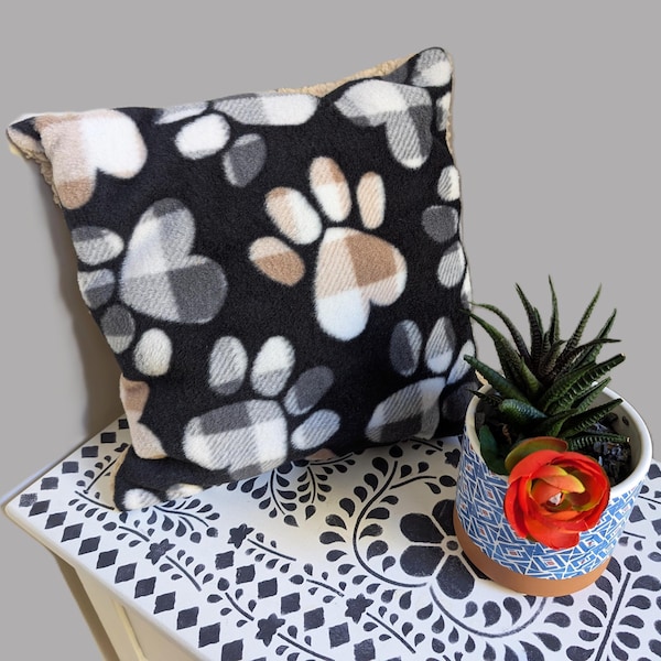 Almohadas de felpa con forma de gato y huellas de patas