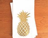 Gold Pineapple Tea Towel // Pineapple Tea Towel // Gift Ideas // Gifts for the Hostess // Gold Pineapple Kitchen Towel // Holiday Gifts //