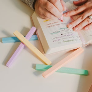 Do Great Things Highlighter Set | Colorful and Functional Desk Decor for Women | Inspirational Office Accessories | Pastel Highlighters