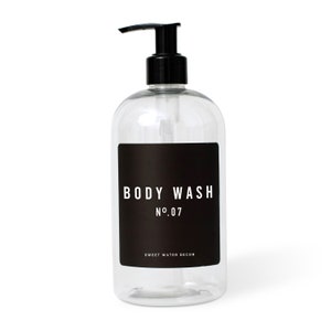 K&ouml;nnte beinhalten: Transparente Plastikflasche mit schwarzem Pumpspender und schwarzem Etikett mit der Aufschrift "BODY WASH NO.07 SWEET WATER DECOR".