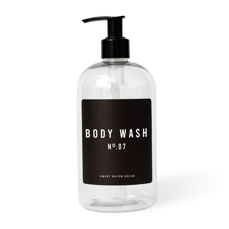 K&ouml;nnte beinhalten: Transparente Plastikflasche mit schwarzem Pumpspender und schwarzem Etikett mit der Aufschrift "BODY WASH NO.07 SWEET WATER DECOR".