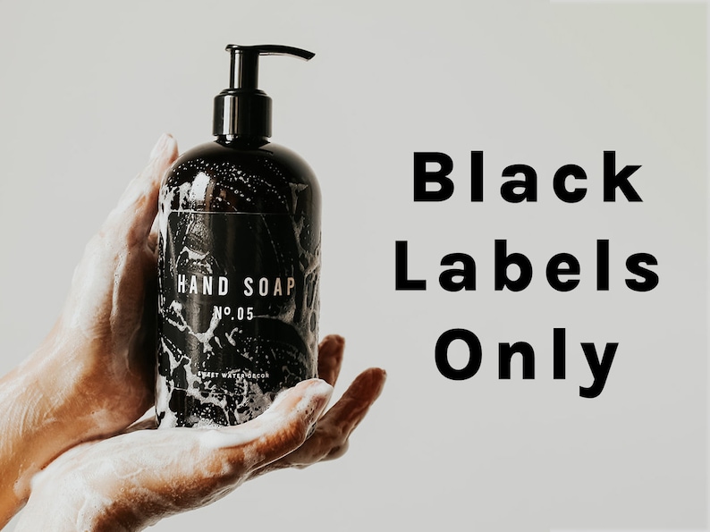 K&ouml;nnte beinhalten: Eine schwarze Flasche Handseife mit einem wei&szlig;en Etikett, auf dem "HAND SOAP NO. 05 SWEET WATERMELON" steht. Die Flasche wird von zwei H&auml;nden gehalten.