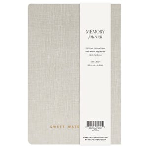Pu&ograve; includere: Un diario con copertina in tessuto grigio con il testo "MEMORY journal" stampato in nero sulla copertina anteriore. La copertina posteriore presenta il testo "SWEET WATER" stampato in oro. Il diario ha 200 pagine rigate, un segnalibro in nastro di raso e una copertina rigida in tessuto. Misura 20,64 cm x 14,3 cm.