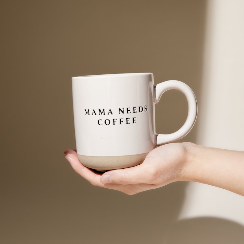 Mama Needs Coffee Mug: 14oz Stoneware Style (Microwave Safe) bild 1