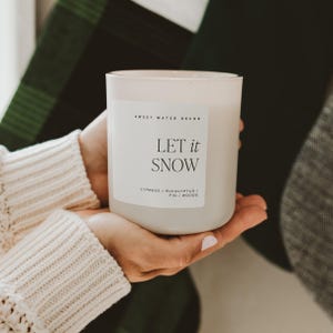 Let It Snow Soy Candle: Cypress, Eucalyptus, Fig Scented Winter Candle, 15oz Beige Jar, Non-Toxic Holiday Candle for Christmas Decor immagine 1