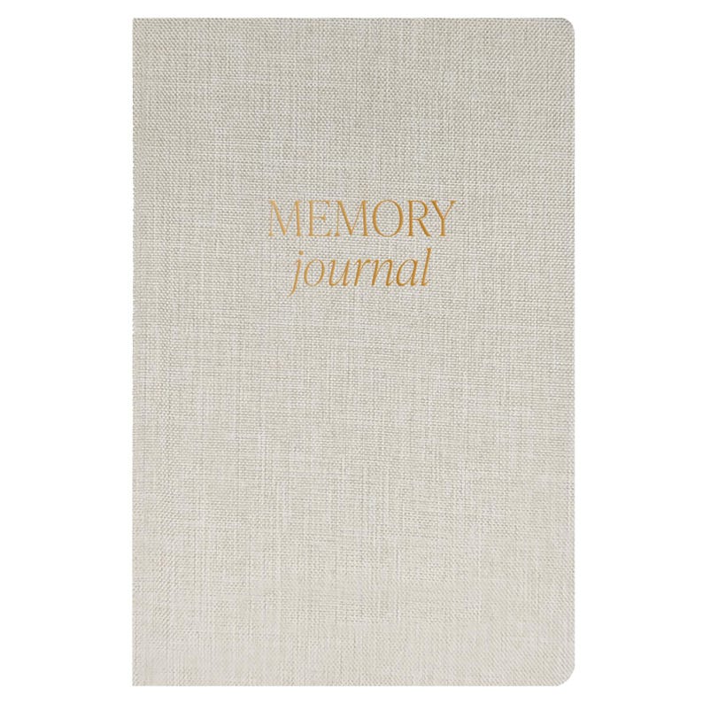 Pu&ograve; includere: Un diario con copertina in lino grigio testurizzato con il testo dorato "MEMORY journal" sulla copertina.