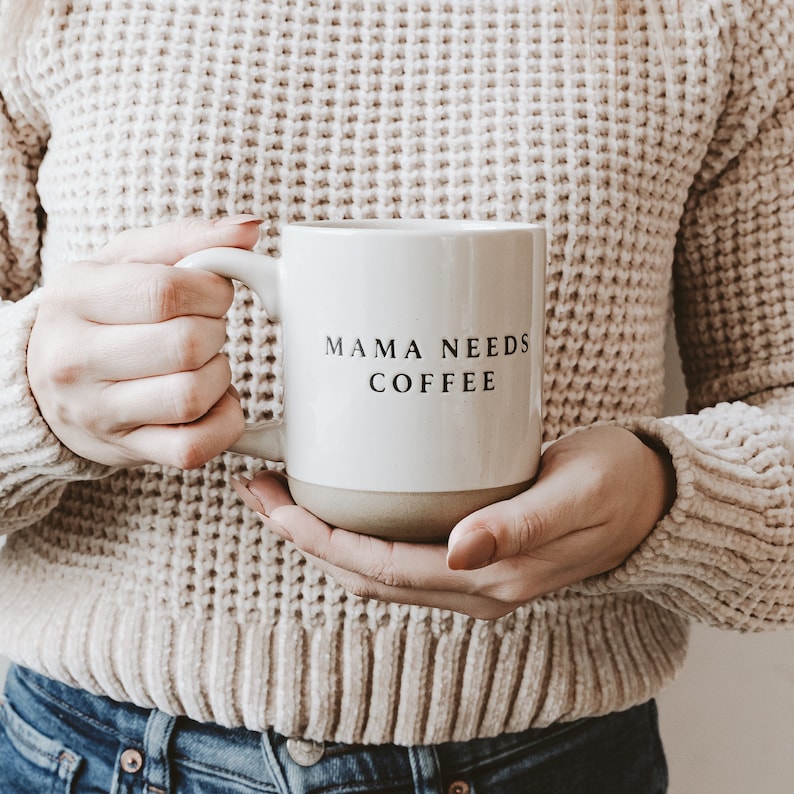 Mama Needs Coffee Mug: 14oz Stoneware Style (Microwave Safe) bild 2