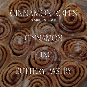 Peut inclure: Gros plan sur une assiette de rouleaux &agrave; la cannelle avec gla&ccedil;age blanc. Les rouleaux sont dispos&eacute;s en cercle et ont une couleur brun dor&eacute;. Le texte "Cinnamon Rolls" est &eacute;crit au-dessus des rouleaux, et le texte "Smells Like Cinnamon Icing Buttery Pastry" est &eacute;crit en dessous des rouleaux.