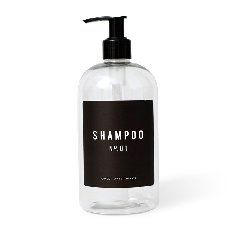 K&ouml;nnte beinhalten: Transparente Plastik-Pumpflasche mit einem schwarzen Etikett, auf dem "SHAMPOO N&deg;01" und "SWEET WATER DECOR" steht.