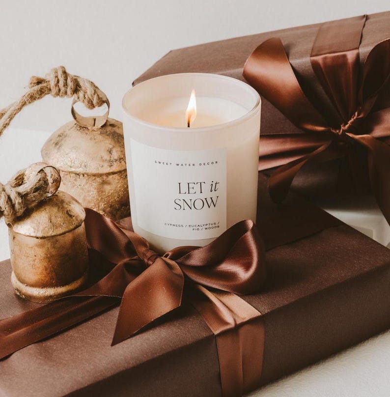 Let It Snow Soy Candle: Cypress, Eucalyptus, Fig Scented Winter Candle, 15oz Beige Jar, Non-Toxic Holiday Candle for Christmas Decor immagine 2