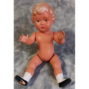 Muñeca vintage de 10 pulgadas, articulaciones elásticas de plástico, cabello pintado, zapatos, defectos en la cara (VER FOTOS) imagen 9