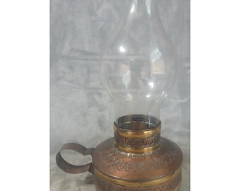 VTG koper/messing kandelaarlamp met glazen schoorsteenvingergreep in reliëf