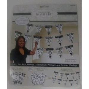 Könnte beinhalten: Personalisierte Banner-Kit mit schwarz-weißen Wimpeln. Enthält 120 Buchstaben- und Zahlenaufkleber für individuelle Nachrichten. Perfekt für Hochzeiten und Partys.