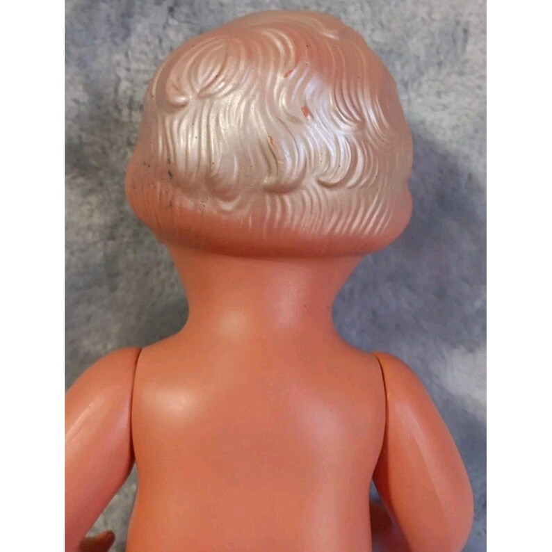 Muñeca vintage de 10 pulgadas, articulaciones elásticas de plástico, cabello pintado, zapatos, defectos en la cara (VER FOTOS) imagen 7