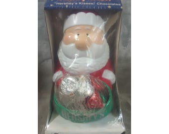 Prato de doces vintage de 1994 da Hershey's com Papai Noel lacrado e estatueta de Natal de chocolates Kisses. LEIA