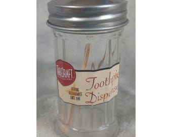 Dispensador de palillos de vidrio TableCraft con tapa de acero inoxidable y tapa estilo retro de restaurante de 4 pulgadas.