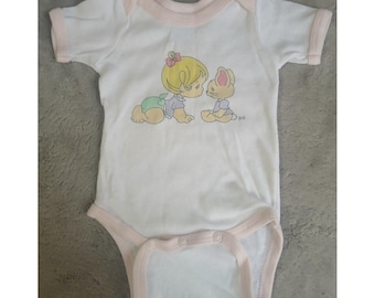 Vtg Precious Moments Baby Mädchen Häschen Body Weiß Rosa Neugeborene bis 12lbs 00s
