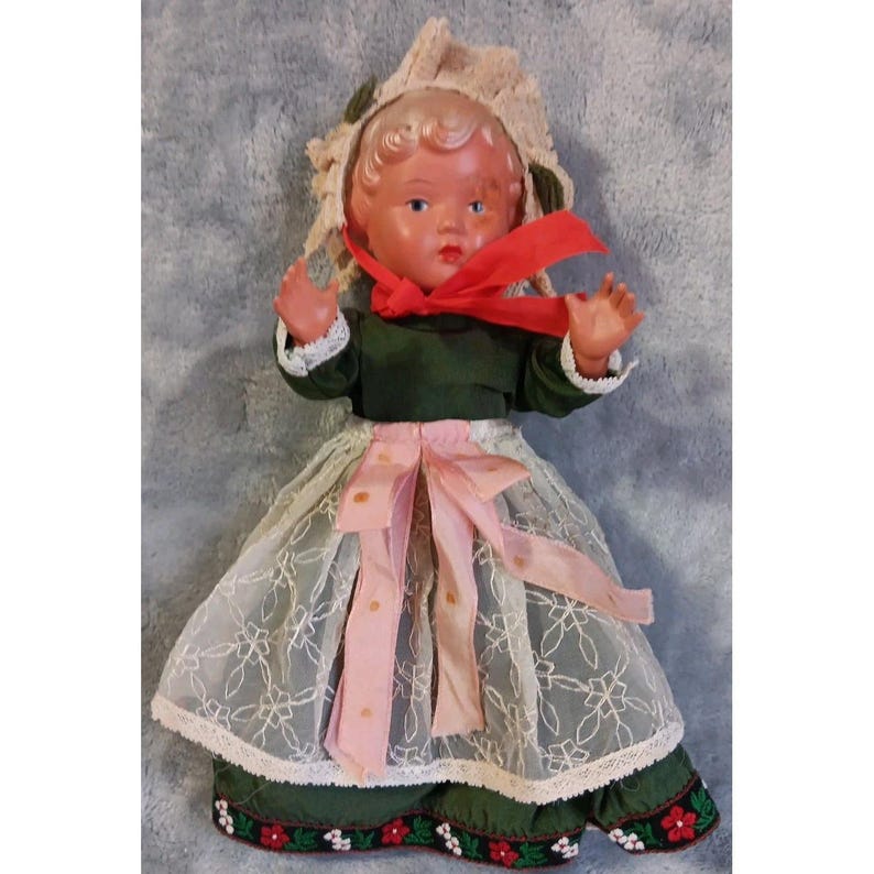 Muñeca vintage de 10 pulgadas, articulaciones elásticas de plástico, cabello pintado, zapatos, defectos en la cara (VER FOTOS) imagen 1